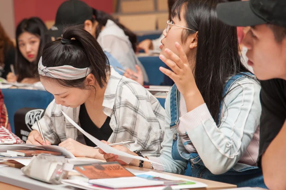 15-学生赴捷克开展夏令营活动.jpg 图片