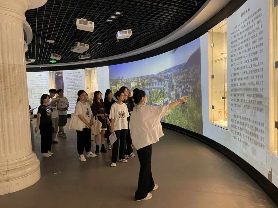 17-参观捷克馆.jpg 图片