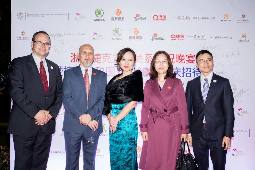 24-校长郑亚莉受邀参加捷克共和国独立100周年国庆招待会.jpg 图片