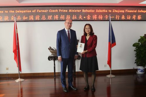 郑亚莉校长向捷克前总理索博特卡赠送礼物