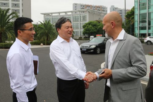 周建松书记在捷克研究中心揭牌仪式活动中与时任捷克驻沪总领事交流